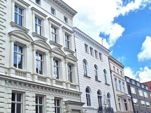 Herrschaftliches Mehrfamilienhaus mit 7 WE (6 frei verfügbar) und 1 GE in begehrter Altstadtlage! – 23552 Lübeck – Vorschaubild 1