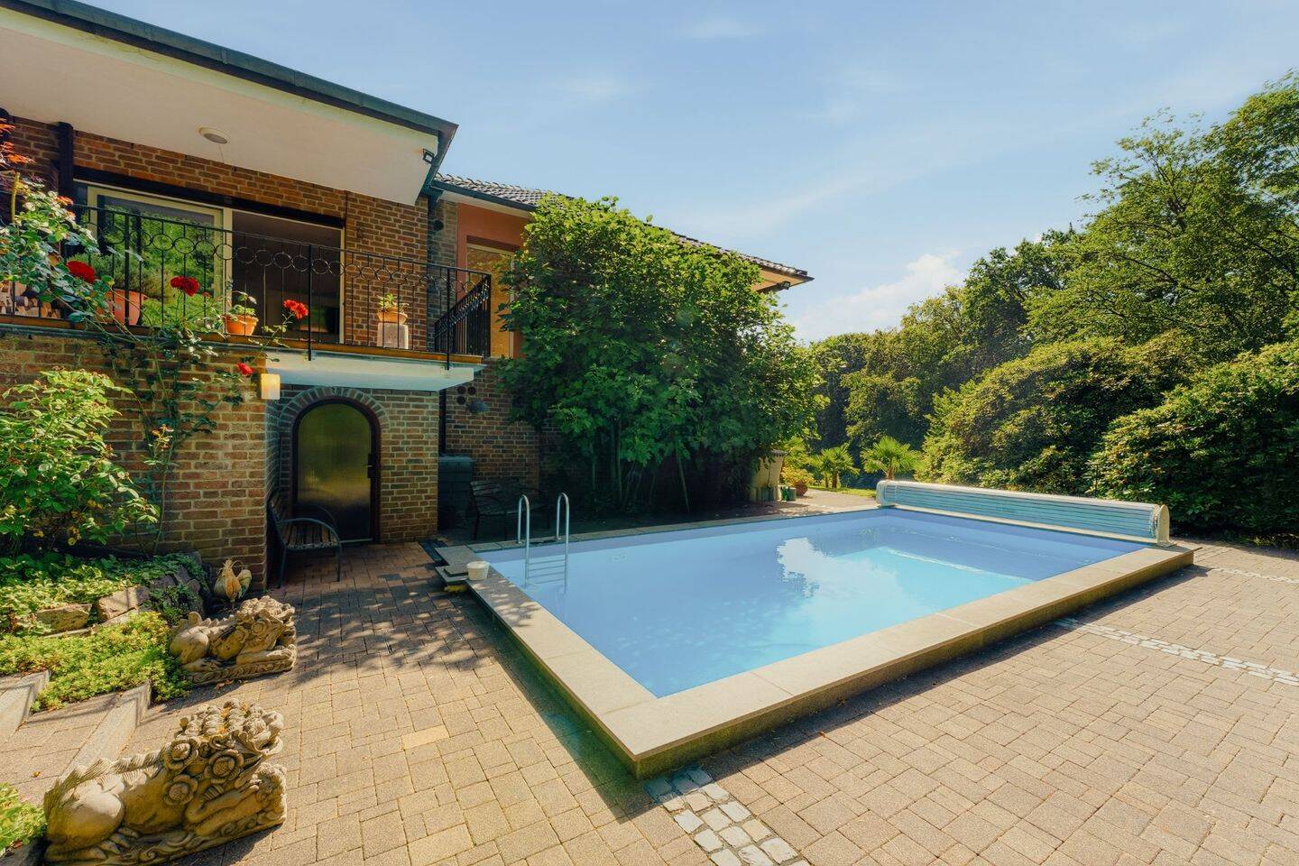 Anwesen zum Wohnen und Arbeiten mit Pool, Sauna und eigenem Wald in Overath