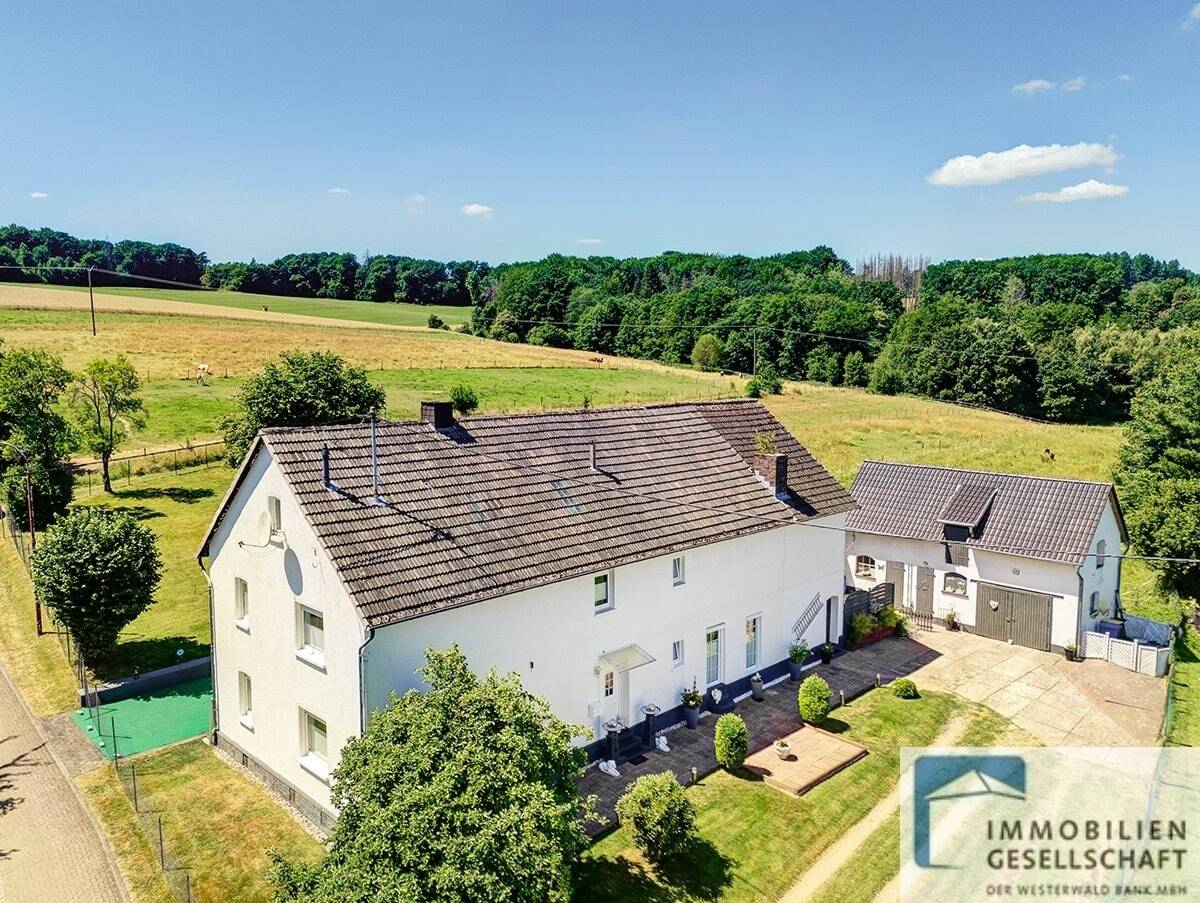 Sehr gepflegtes Bauernhausanwesen mit Pferdestall, Nebengebäuden und arrondierten Wiesen und Weiden – Walterschen – Bild 1 von 9