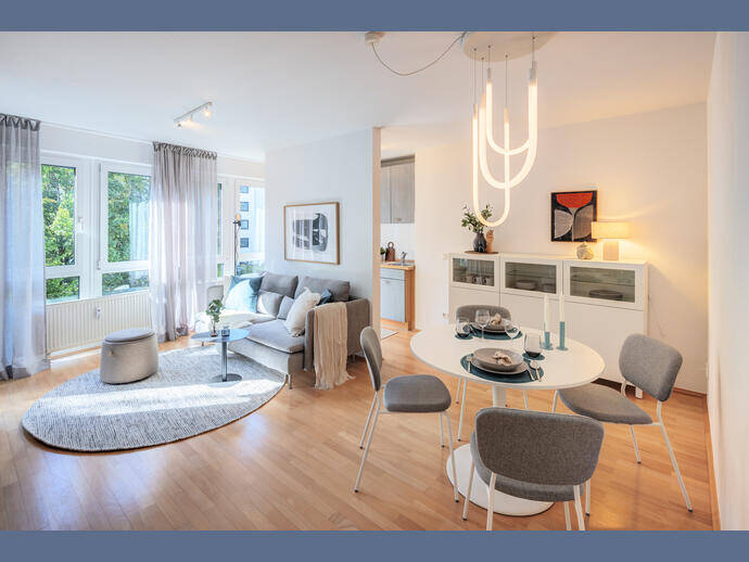 Möbliert: Neuwertig möbliert: Wohnung mit ruhiger Loggia