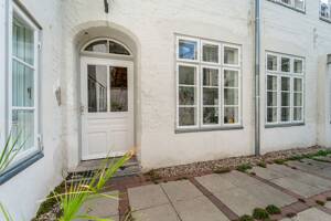 Ruhiges Wohnen auf der Altstadtinsel: Großzügige Wohnung mit Wintergarten und Innenhof! – 23552 Lübeck – Vorschaubild 2