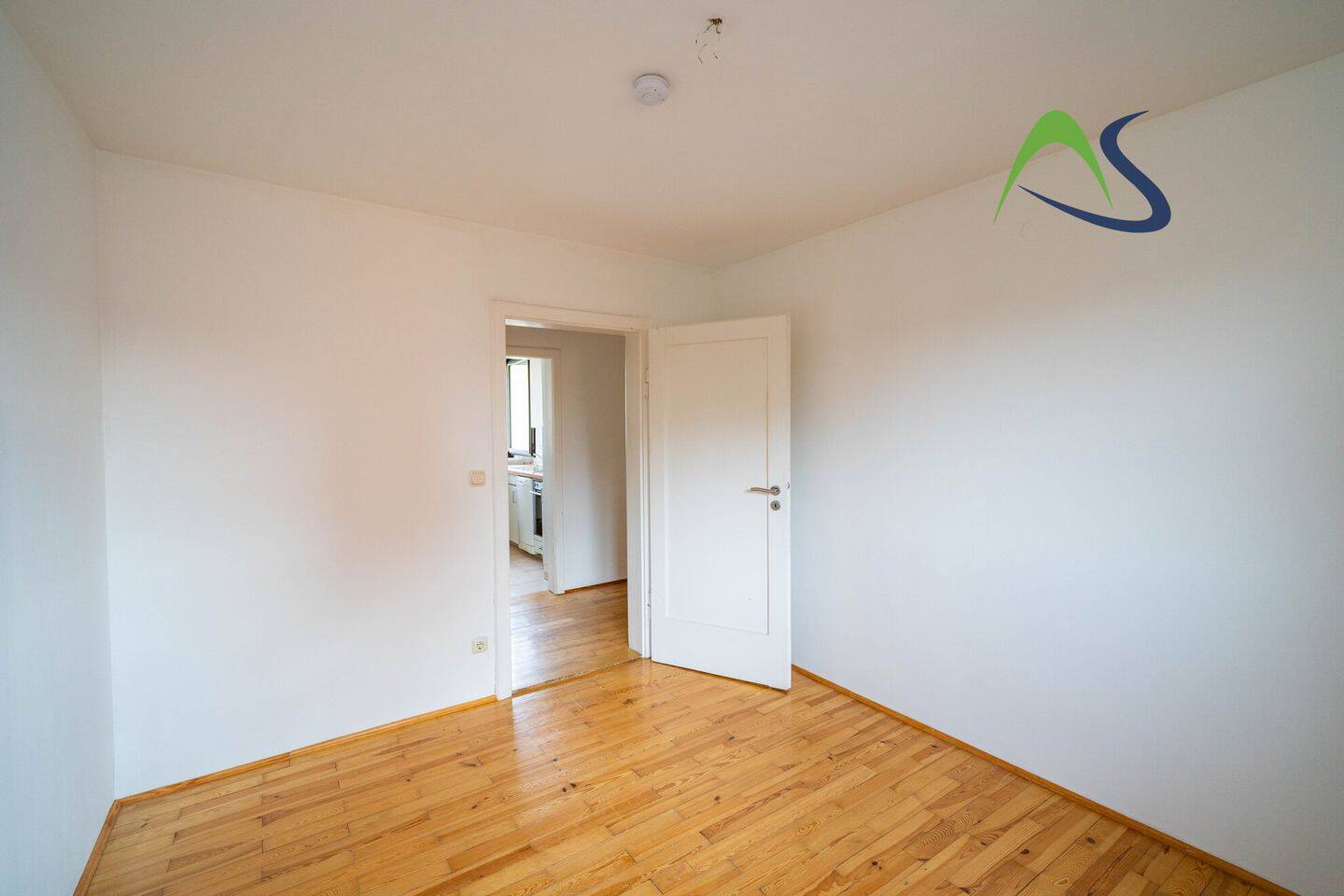 Lichtdurchflutete Vierzimmerwohnung in Innenstadtnähe mit Balkon – Regensburg – Vorschaubild 3