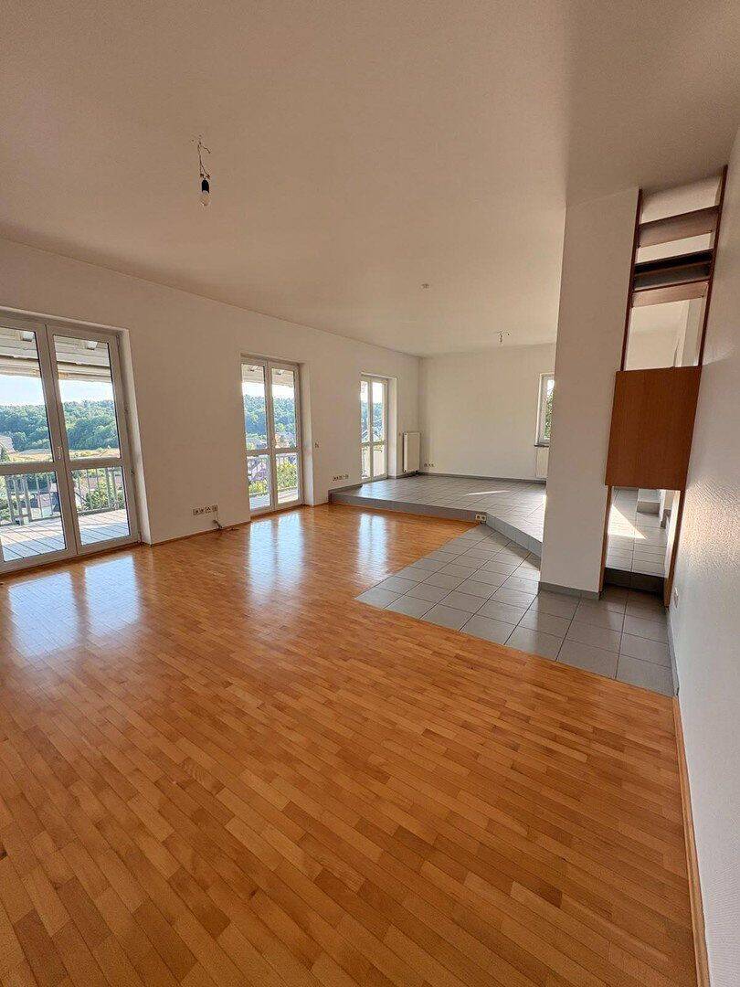 Wohnen wie im Haus: 4-Zimmer-Maisonette mit Talblick, Balkon und Carport – Würzburg – Vorschaubild 5