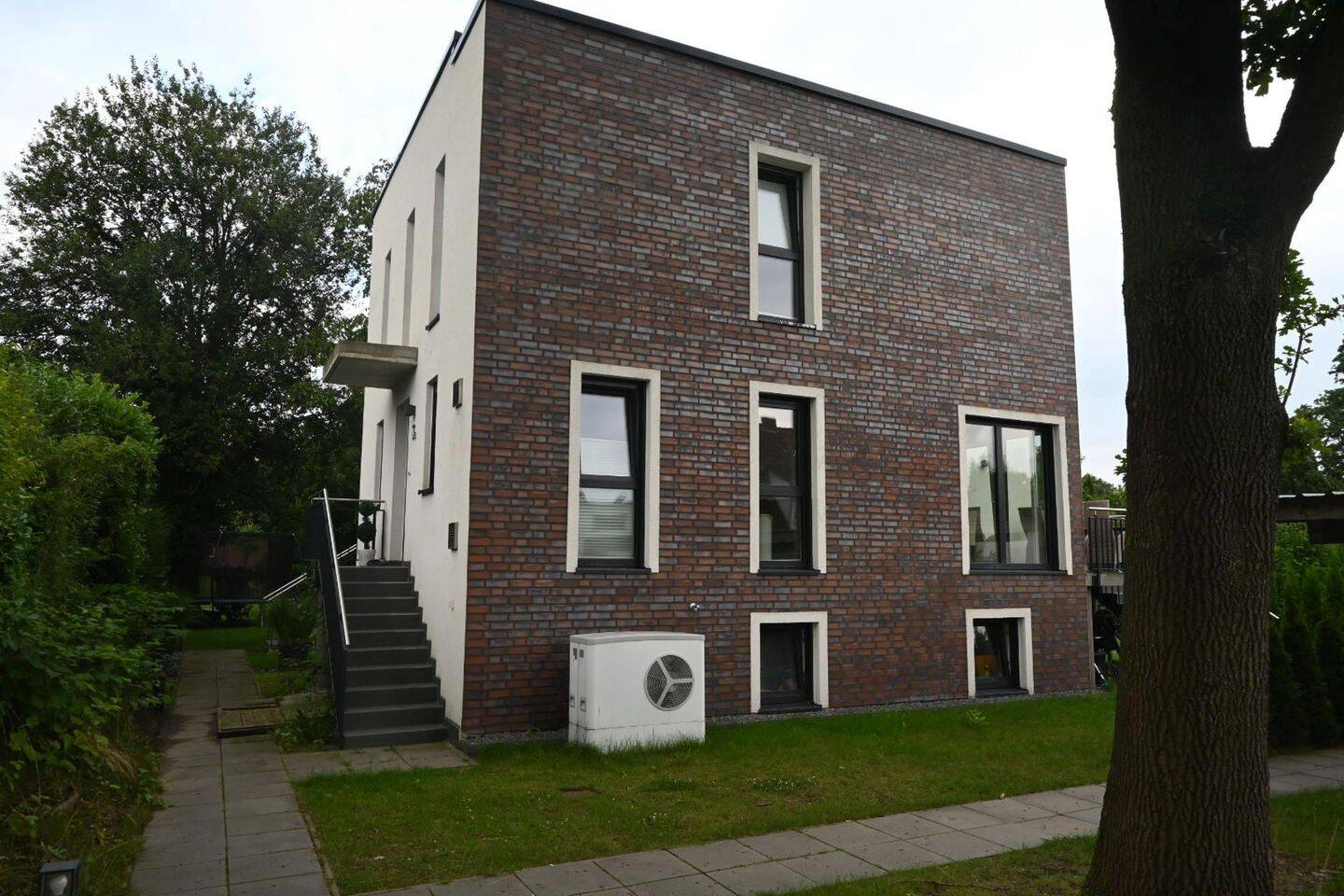 Attraktive Doppelhaushälfte in ruhiger Lage - top vermietet – Hamburg – Bild 1 von 9