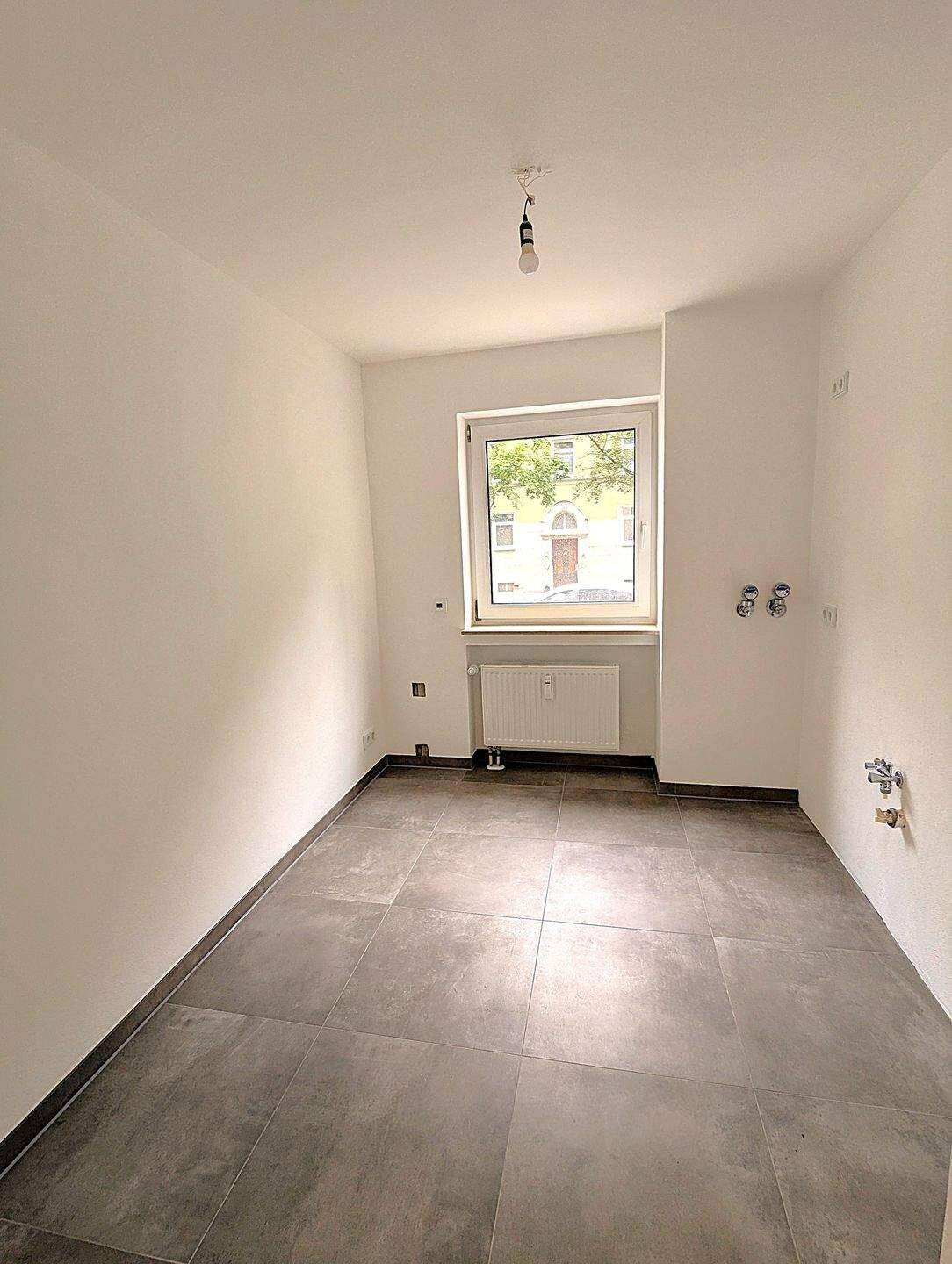 ERSTBEZUG NACH SANIERUNG: Außergewöhnlich schöne 2-Zimmer-Wohnung mit Balkon, zentral und ruhig – Nürnberg – Vorschaubild 4