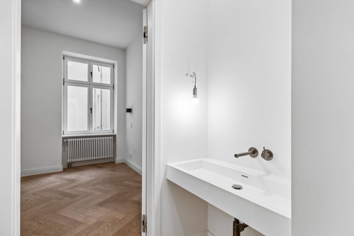 Clean chic trifft Gründerzeit-Charme: Saniertes 4-Zimmer-Juwel mit Balkon – Berlin – Vorschaubild 8