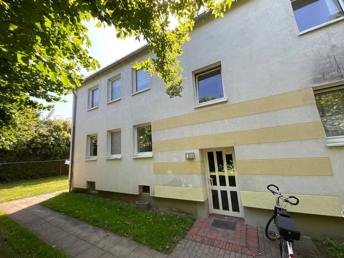 Frisch renovierte 2 Zimmer-Wohnung mit Tageslichtbad und Dusche – 23730 Neustadt in Holstein – Bild 1 von 9