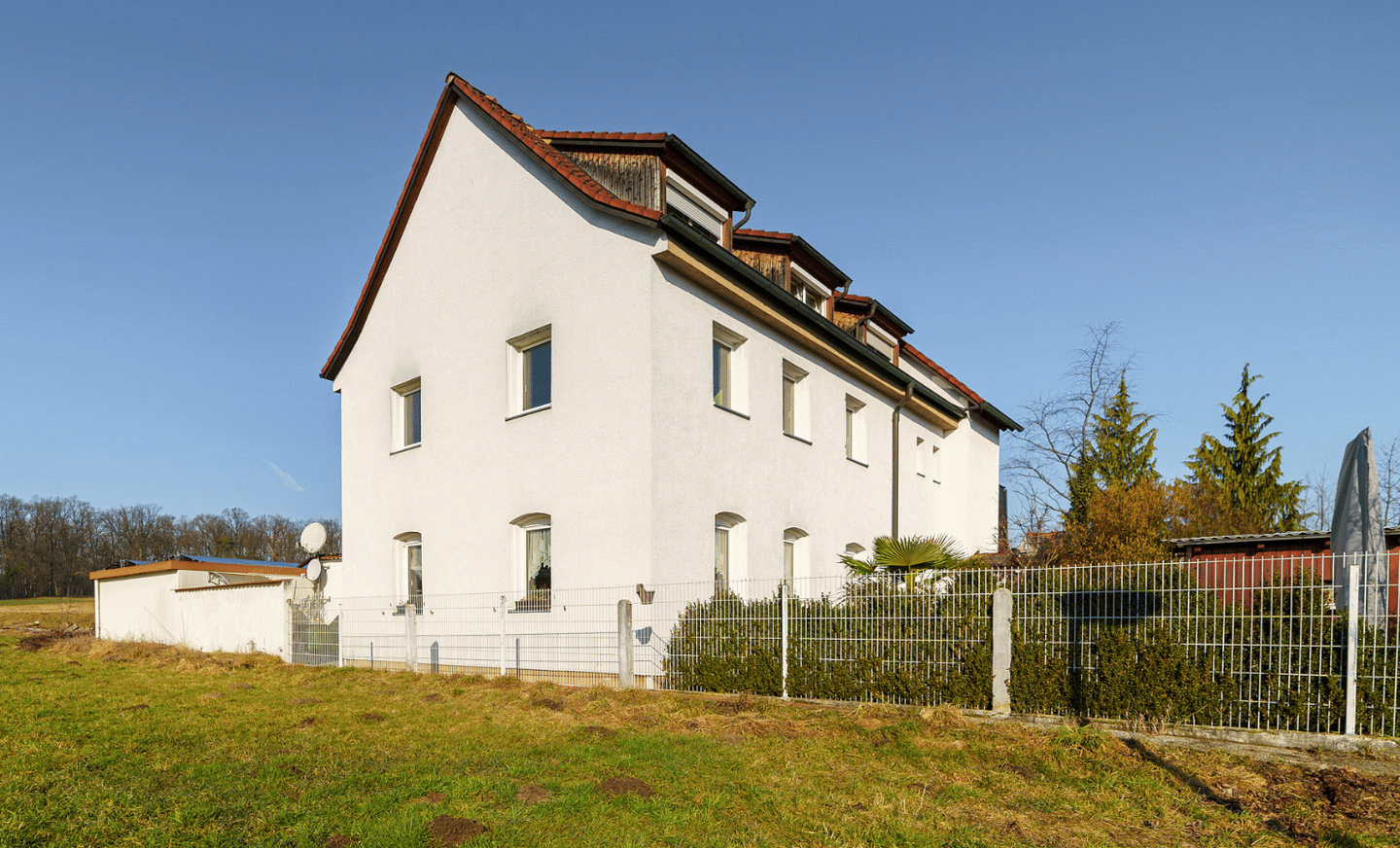 3-Familienhaus in Stein – ca. 250 m² Wohnfläche auf 356 m² Grundstück, neue Heizung (10/2025), PV mit Speicher, mit 3 Garagen – Stein – Bild 1 von 9
