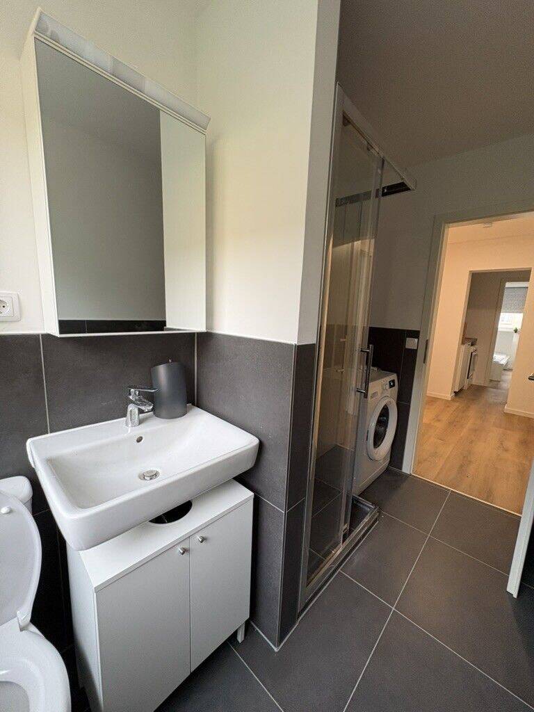 Sofort verfügbar! Möbliertes WG-Zimmer mit Balkon in 3er-WG – München – Vorschaubild 2