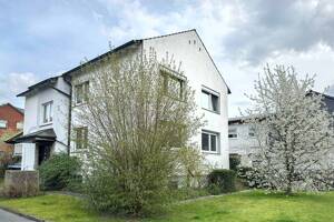 Freistehendes Zweifamilienhaus mit viel Platz und Gestaltungsspielraum