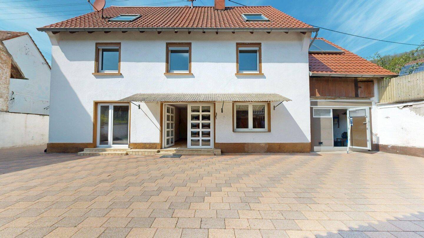 ~~ WOHNHAUS IN RUHIGER LAGE MIT GARTEN, CARPORT UND AUSBAURESERVE ~~ – Waldhambach – Bild 1 von 9
