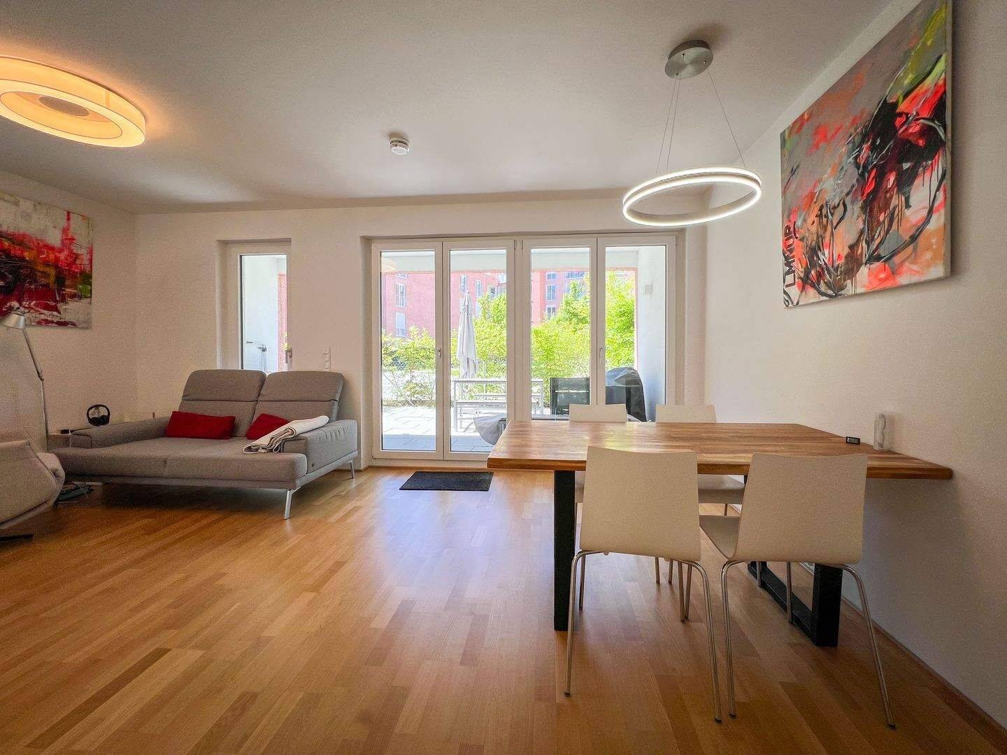 Bezugsfreie 3-Zimmer-Wohnung mit Terrasse und Tiefgaragenstellplatz – München – Vorschaubild 2