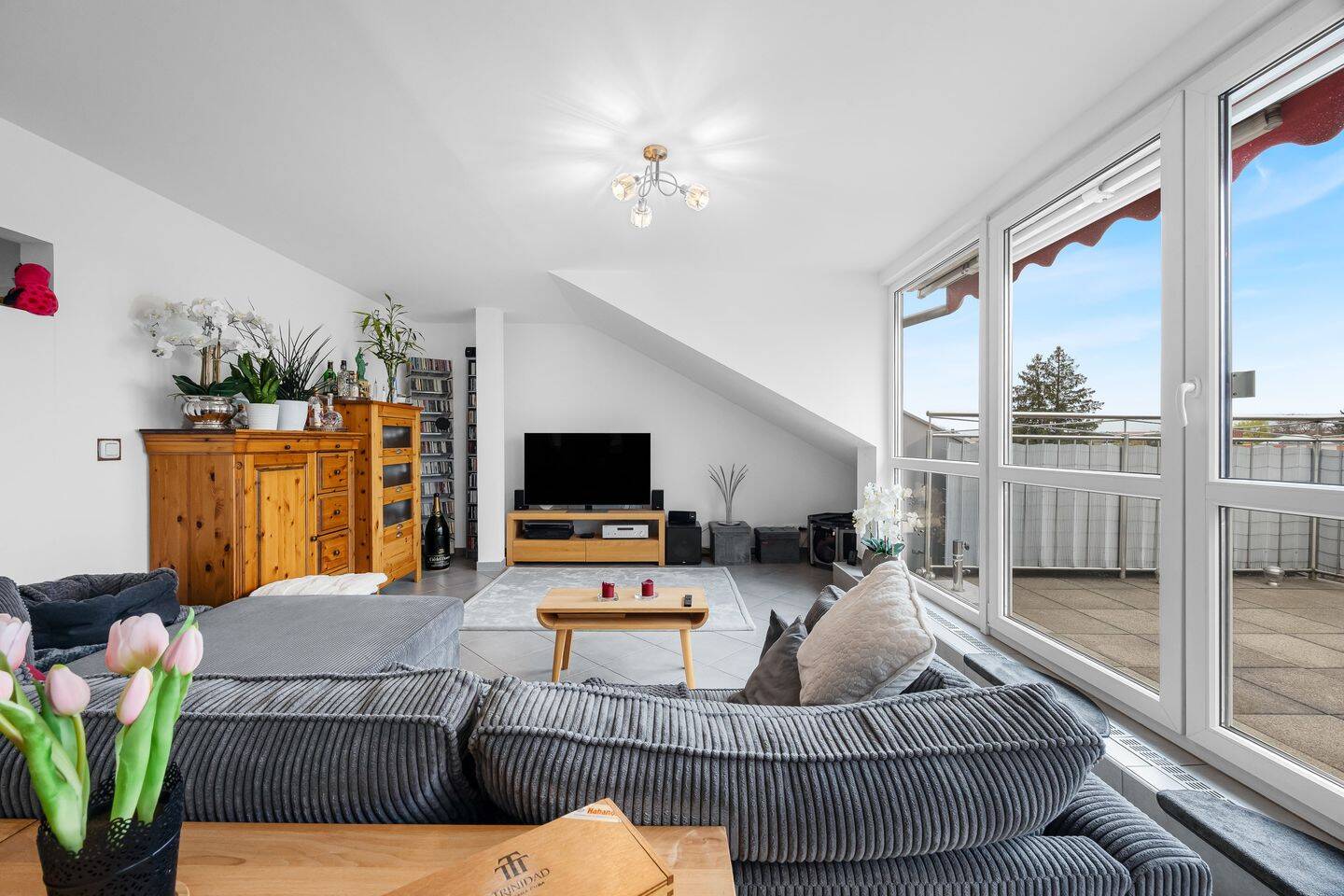 Charmante DG-Wohnung mit Südterrasse, Garten und TG zum sofortigen Bezug – München – Vorschaubild 2