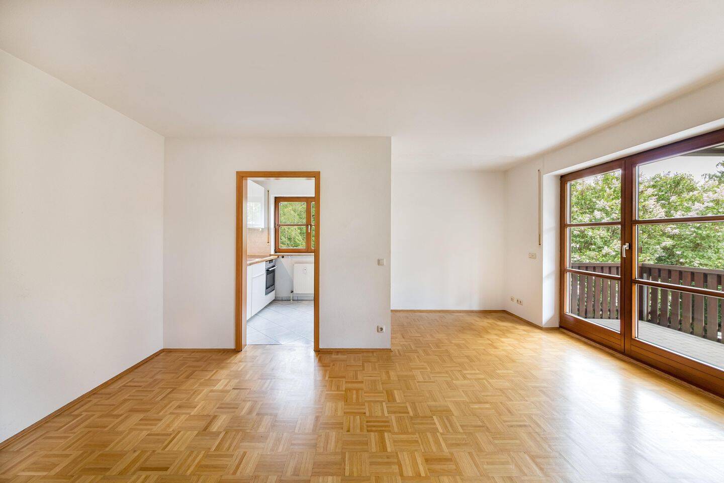 Helle 3,5-Zimmer-Wohnung mit Balkon und privatem Gartenanteil – München – Vorschaubild 2