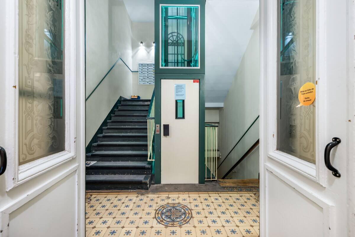Toplage St. Georg mit Mini-Alsterblick/ Großzügige 2-Zi.-Altbau-Wohnung mit Lift & großem Süd-West-Balkon/ 3-Zi.-Variante nach Umbau möglich – Hamburg – Vorschaubild 4