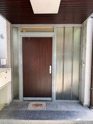 BEST OF ESCHERSHEIM: Gepflegtes Mehrfamilienhaus mit Balkonen und Garage -Erdgeschoß freiwerdend- – 60433 Frankfurt am Main – Vorschaubild 3