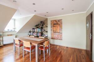 Altbau trifft Wohnkomfort: Maisonette mit Aufzug, TG-Stellplatz in zentraler Lage von Stuttgart – 70174 Stuttgart – Vorschaubild 3