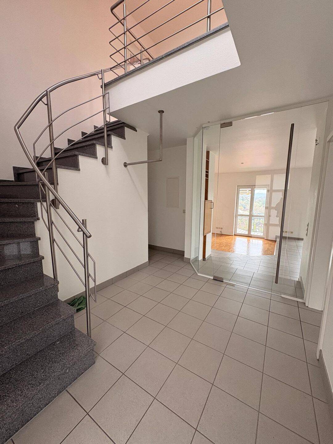 Maisonette mit Hausgefühl: 4 Zimmer, separater Eingang, Panoramabalkon, Bulthaup-Küche, 2 Stellplätze – Würzburg – Vorschaubild 4