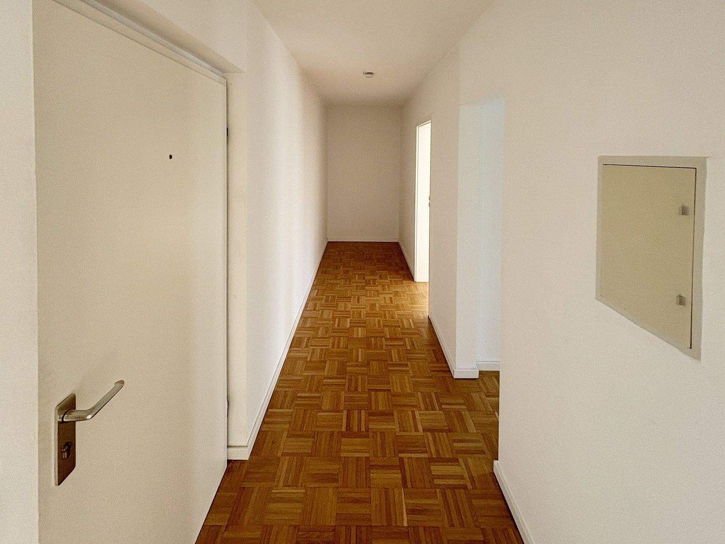 NAHE MÖGELDORFER PLÄRRER UND TIERGARTEN: 2-ZIMMER-ETW MIT SÜDLOGGIA, EBK UND 2 AUSSEN-STELLPLÄTZEN – Nürnberg – Vorschaubild 8