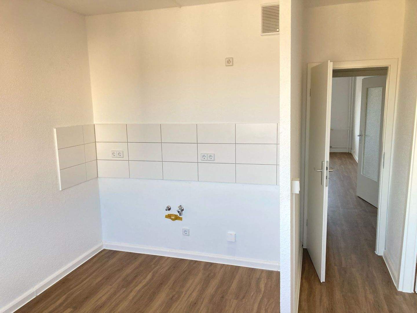 3RW im Erdgeschoss - inkl. Balkon und Dusche! – Magdeburg – Vorschaubild 8