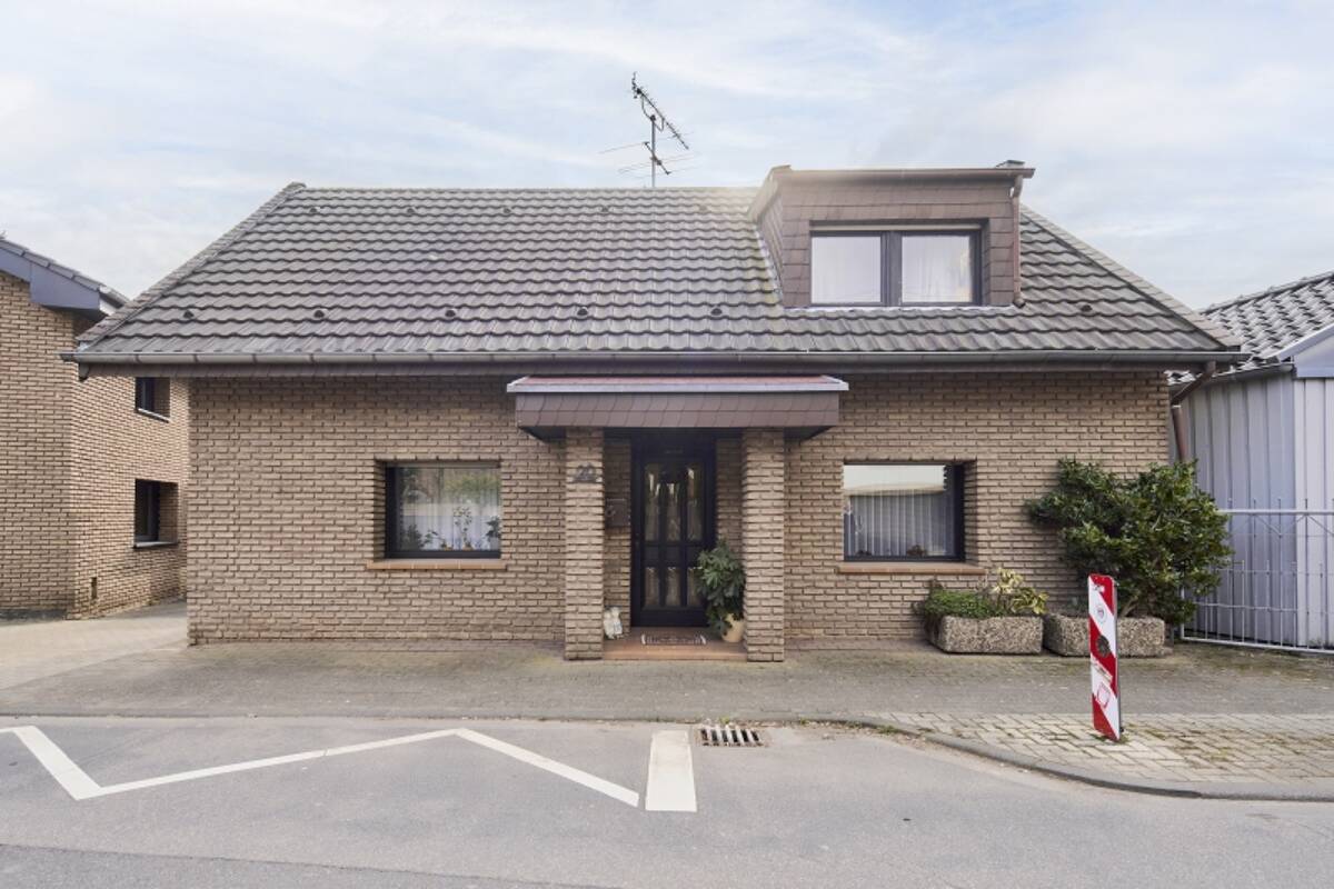 Einfamilienhaus mit sechs Zimmern, Garage, Außenstellplatz und schönem Garten in Esch – 50765 Köln – Bild 1 von 9