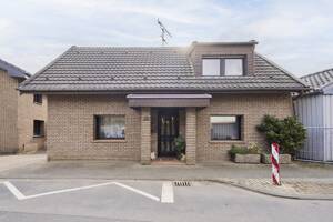 Einfamilienhaus mit sechs Zimmern, Garage, Außenstellplatz und schönem Garten in Esch