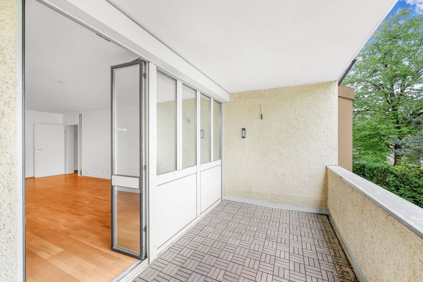 Sofort frei! Renovierte, lichtdurchflutete 3-Zimmer-Wohnung mit ruhigem Westbalkon – München – Vorschaubild 2
