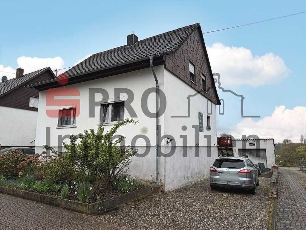 Zwei-/Dreifamilienhaus mit zwei Garagen und schönem Garten!