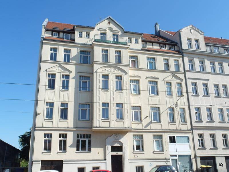 Ab Aug. 2026: Hübsche 2-Zimmer-Dachwohnung m. halboffener Küche, Mini-Dachterrasse und Bad m. Dusche
