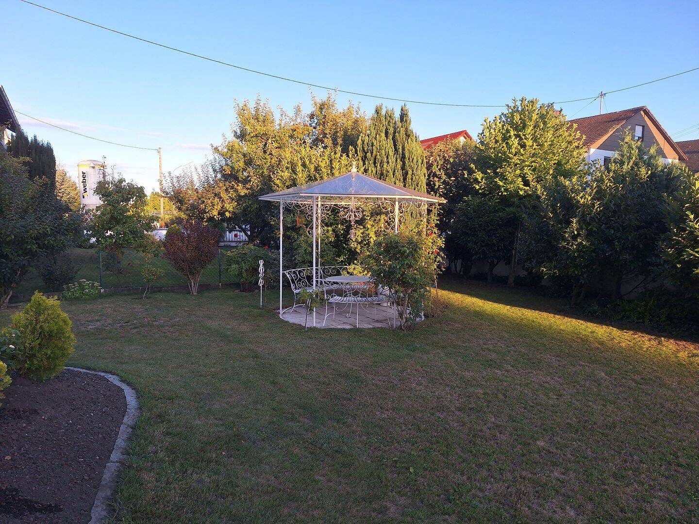 Freistehendes, geräumiges Einfamilienhaus mit Einbauküche, großem Garten und Garage – Baar-Ebenhausen – Vorschaubild 2