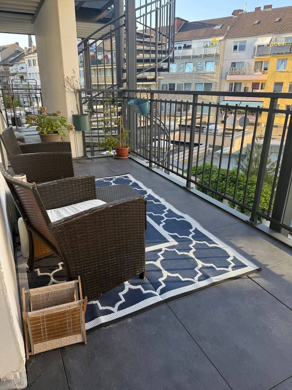 Sehr schöne eingerichtete 2 Zimmer-Wohnung – 40210 Düsseldorf – Bild 1 von 3