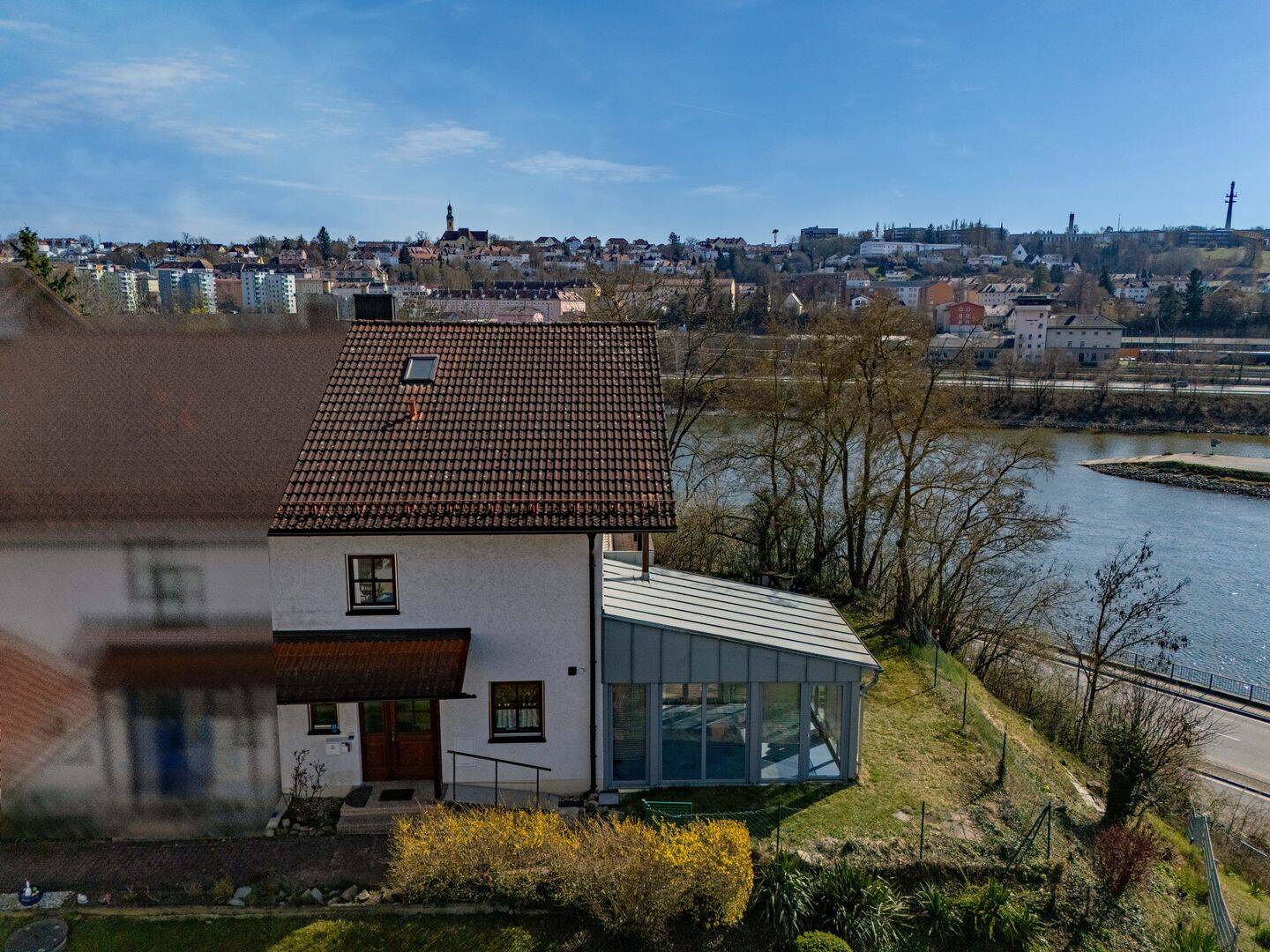 Passau/Hacklberg: Doppelhaushälfte mit Blick zur Donau – Passau – Bild 1 von 9