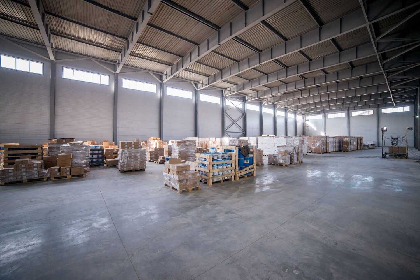 Sofort verfügbare Lager- und Logistikfläche mit Rampe in Top Lage