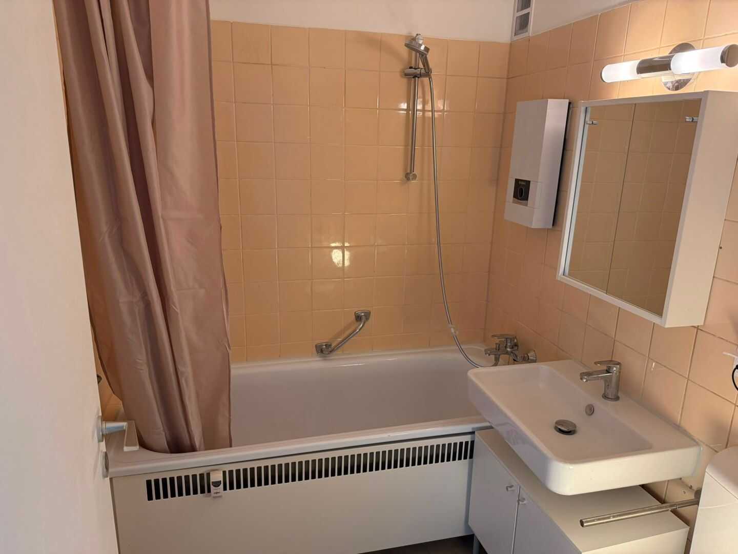 Modern renoviertes 1-Zimmer-Apartment mit Einbauküche, Balkon und toller Aussicht – Nürnberg – Vorschaubild 8