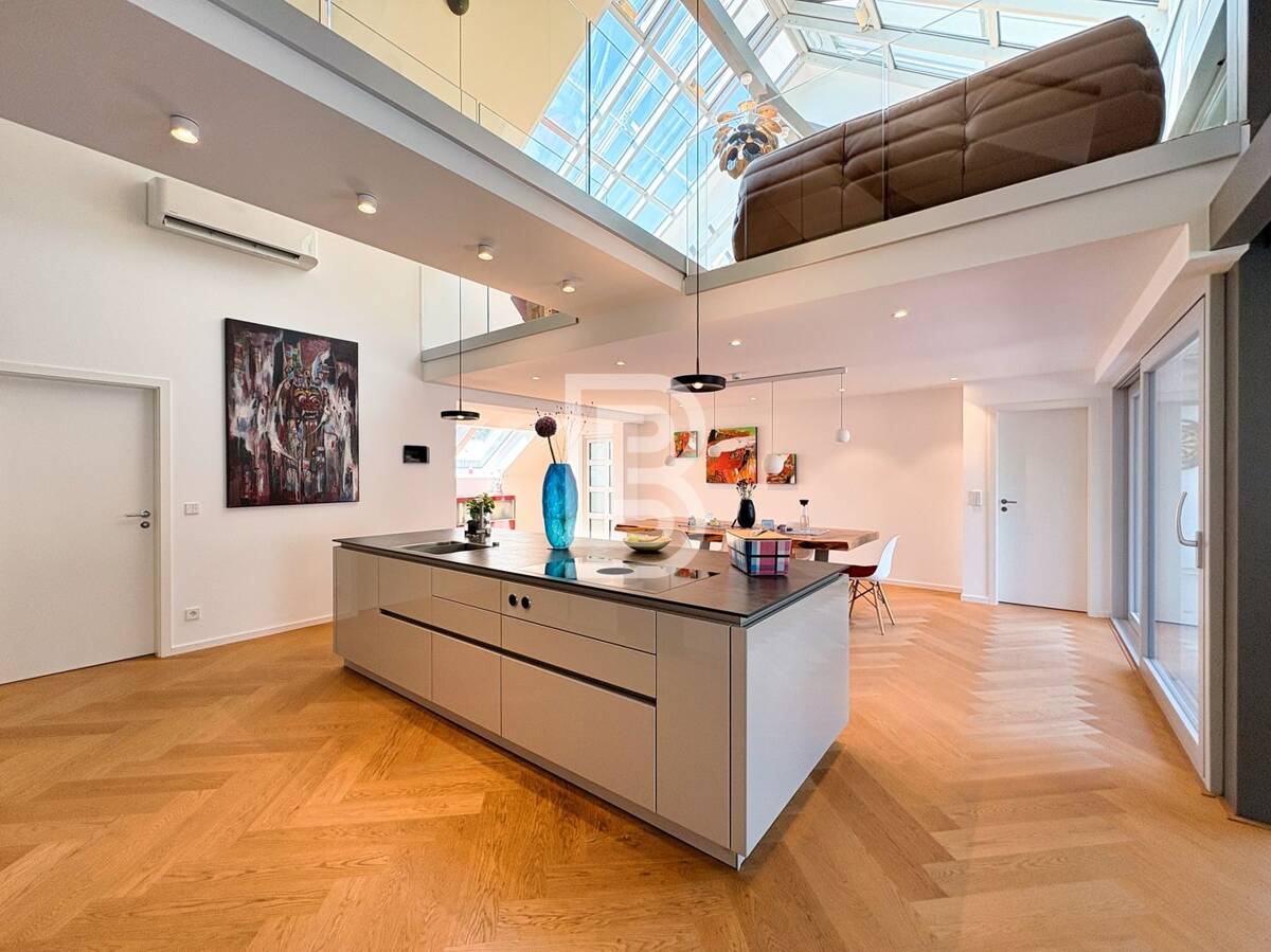 Stilvoll modernisiert: Maisonette- Wohnungstraum am Schlossberg fußläufig zu Freiburgs Altstadt – 79102 Freiburg im Breisgau – Bild 1 von 9
