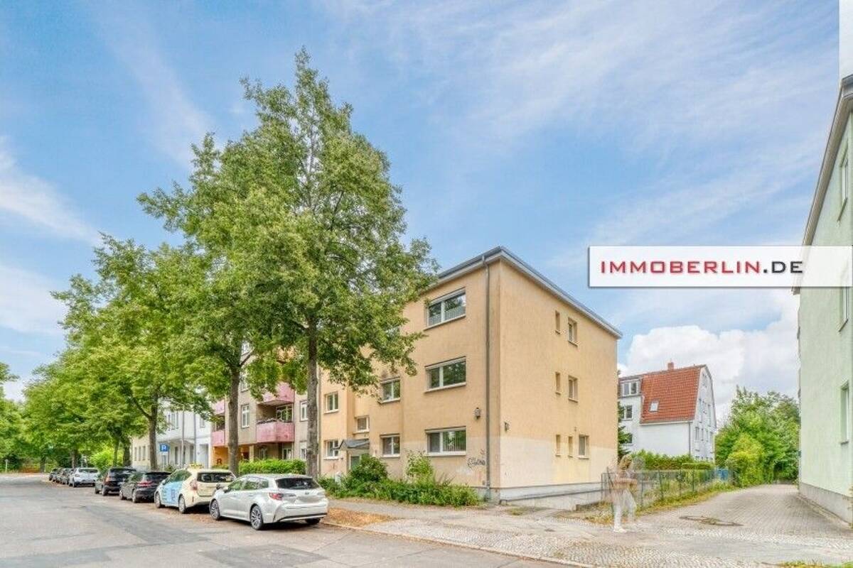 IMMOBERLIN.DE - Urbane Ruhelage - Gut geschnittene Wohnung mit großer Loggia – 12247 Berlin – Bild 1 von 9