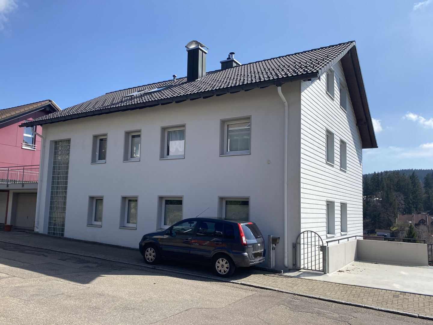 Gepflegtes 4-Familienhaus + PV-Anlage in sonniger Lage von Schonach – Schonach im Schwarzwald – Bild 1 von 9