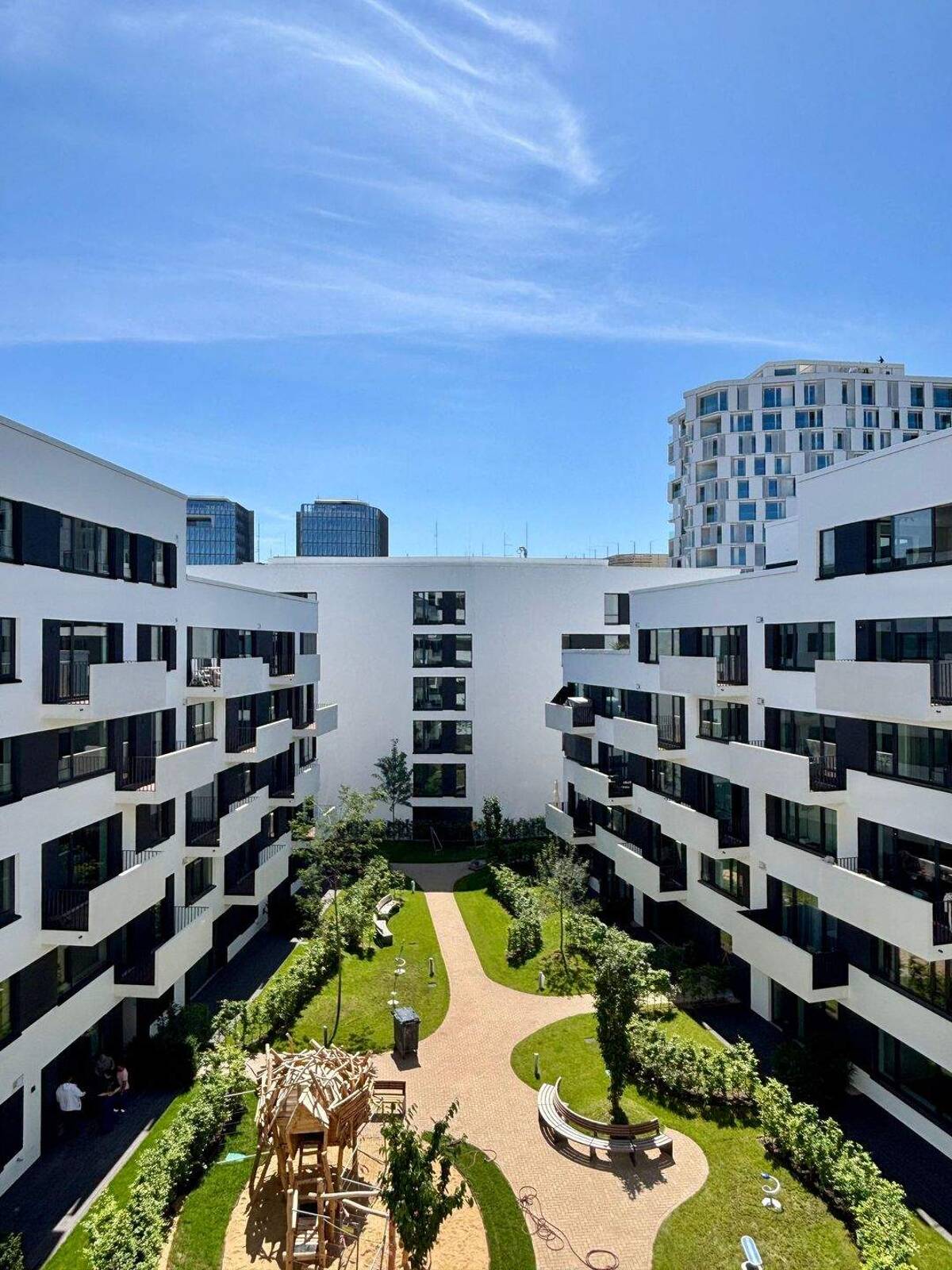 Süd-Ausrichtung, 5. Obergeschoss, Weitblicke, Community-Features (Fitness, Co-Working, Dachterrasse) – 20457 Hamburg – Bild 1 von 9