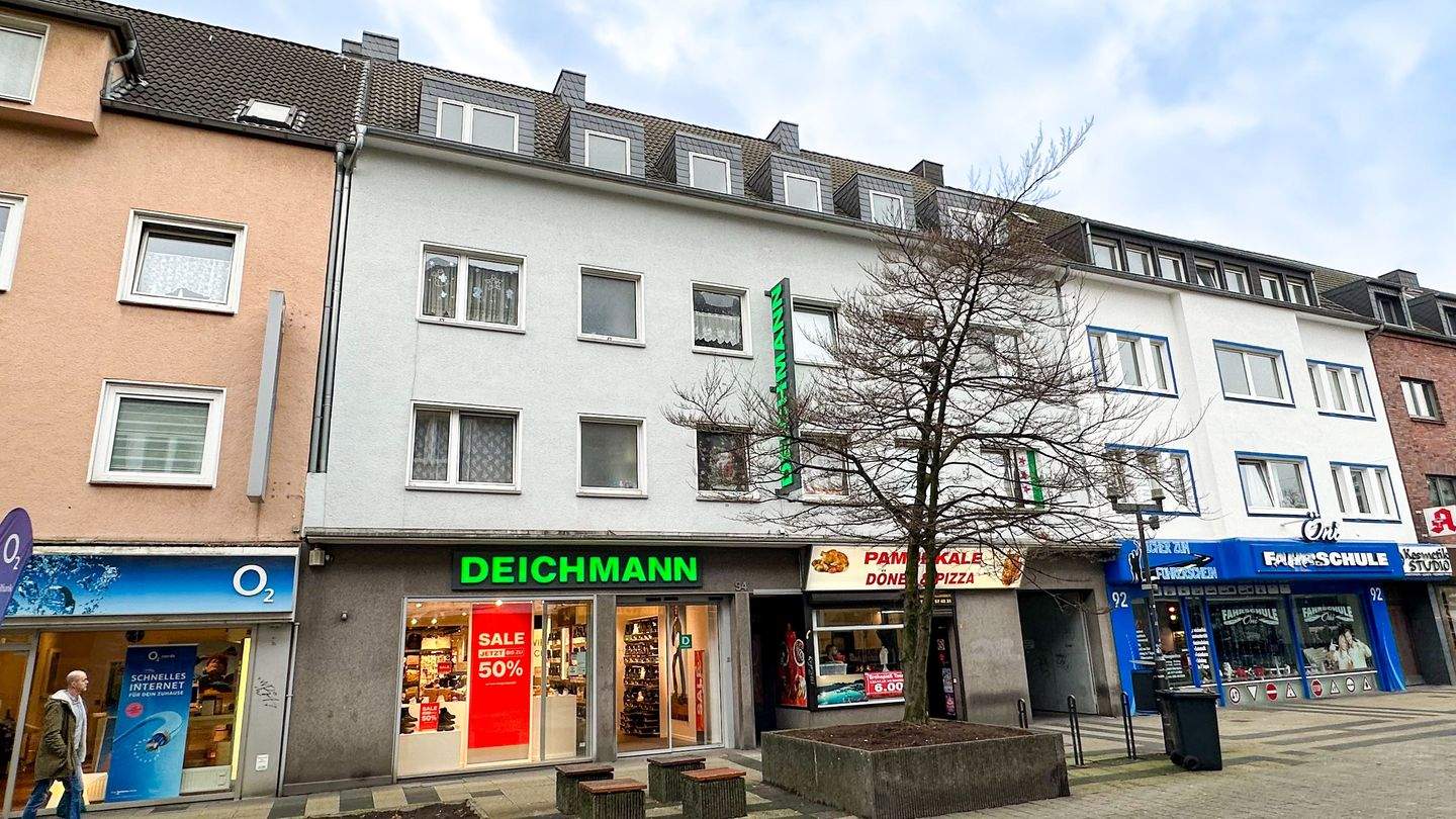 TOP-Faktor: Ertragstarkes Wohn-/Geschäftshaus in Bestlage Fußgängerzone mit solventem Ankermieter, 6 Wohneinheiten und 9 Garagen