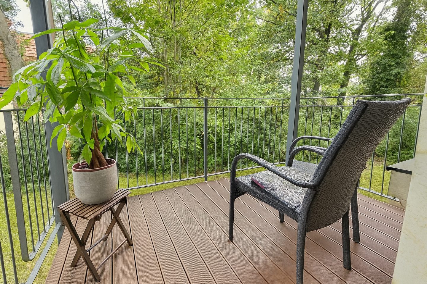Schöne 2-Zimmer-Wohnung mit Balkon und Sondernutzungsrecht am Garten sowie Stellplatz im beliebten Loschwitz!