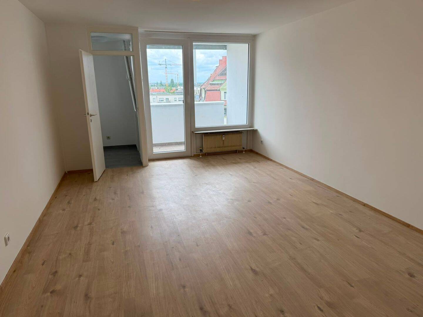 Modern renoviertes 1-Zimmer-Apartment mit Einbauküche, Balkon und toller Aussicht – Nürnberg – Vorschaubild 2
