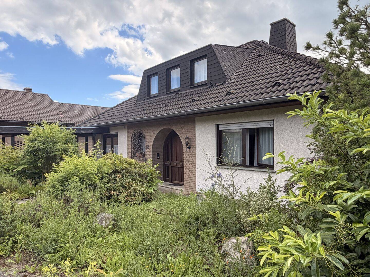 Stilvoll wohnen mit Aussicht: Einfamilienhaus mit Einliegerwohnung in Elgershausen! – Schauenburg – Vorschaubild 3