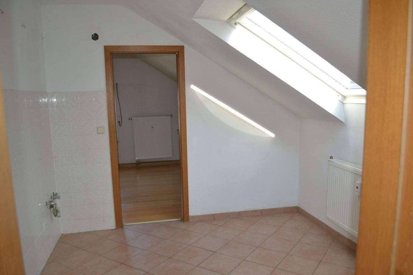 Lichtdurchflutete 2-Zimmer-Dachgeschosswohnung in Nürnberg-Fischbach – Nürnberg – Vorschaubild 2