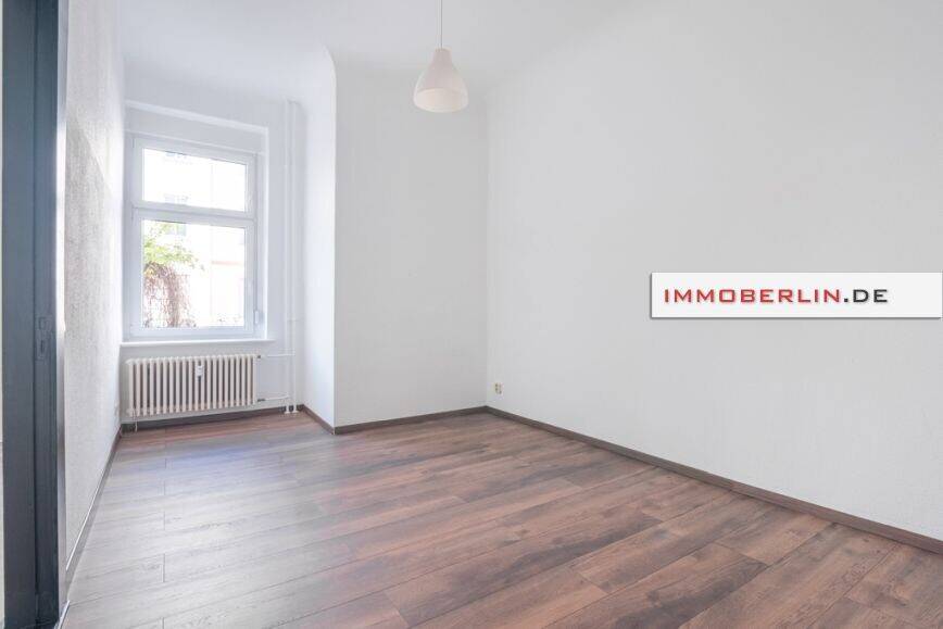 IMMOBERLIN.DE - Helle einzugsfreie Altbauwohnung mit ruhiger Terrasse in beliebter Kiezlage – Berlin – Vorschaubild 4