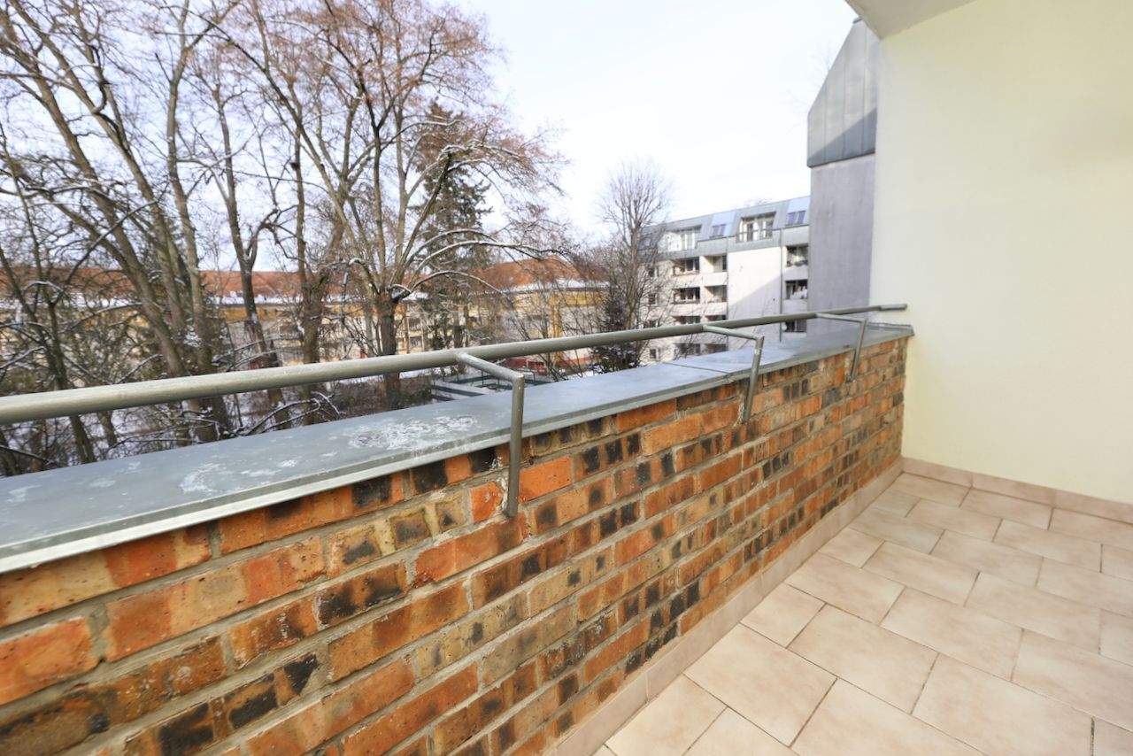 SONNIGE LOGGIA MIT BLICK INS GRÜNE - VIELE GRÜN- & WASSERFLÄCHEN IN DER NÄHE - MIT PKW-STELLPLATZ – Berlin – Vorschaubild 7
