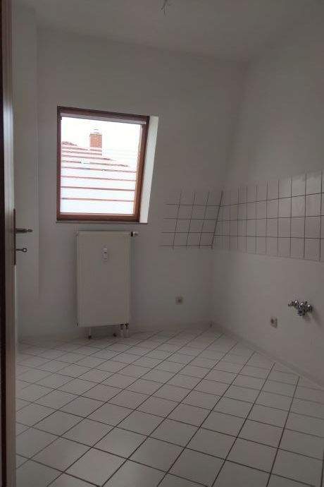 2-Raum-Wohnung in luftiger Höhe und ruhiger Lage auf großem Grundstück - Küche mit Fenster - Bad mit Wanne - TG-Stellplatz verfügbar – Dresden – Vorschaubild 5