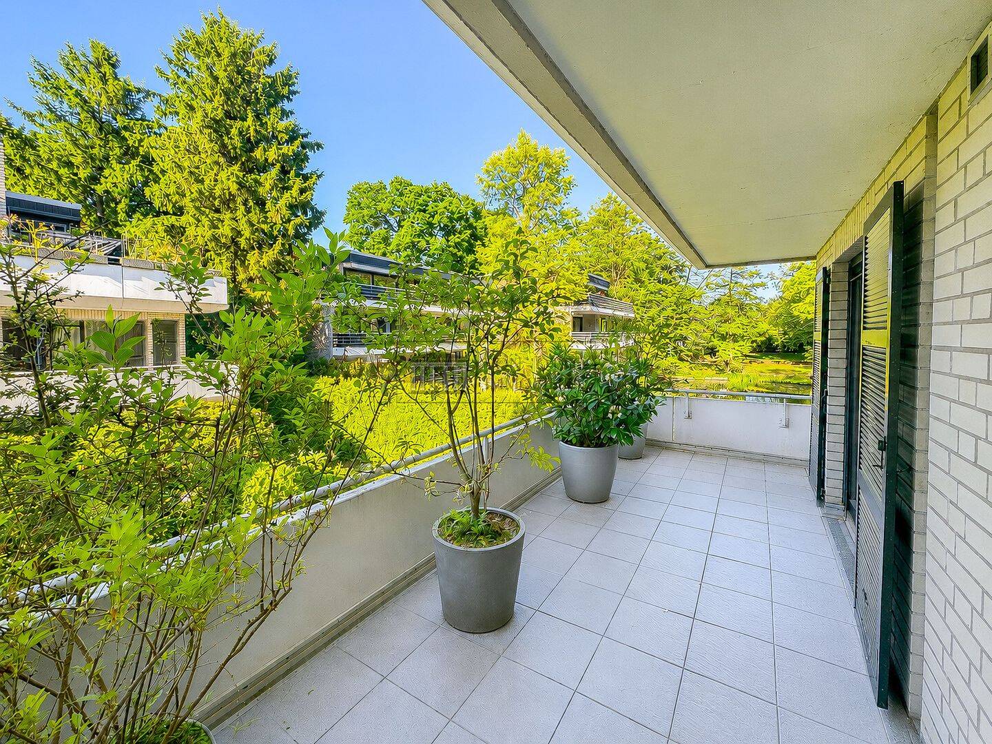 Urlaubsfeeling inklusive - Helle Wohnung mit Blick ins Grüne und Wasser + TG Platz – Hamburg – Vorschaubild 6