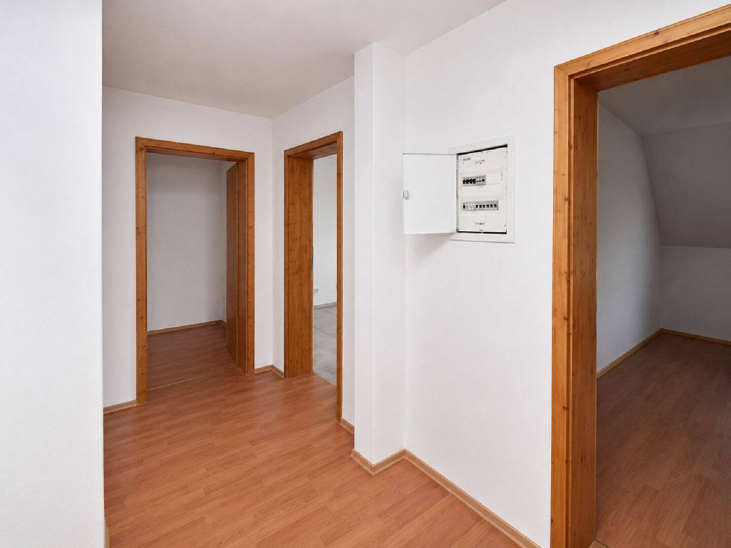 3-Zimmer-Wohnung mit separater Küche, Badewanne, Laminat – Magdeburg – Vorschaubild 7
