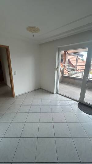 Zentrale 2 - Zimmer Wohnung mit Küche und Balkon – 33613 Bielefeld – Vorschaubild 4