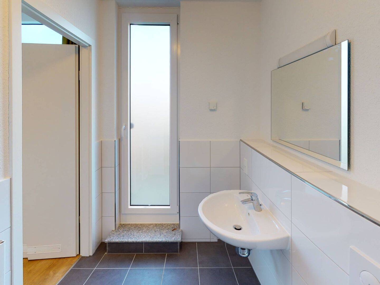 ** Modernes, vollmöbliertes 1-Zimmer-Apartment mit EINBAUKÜCHE, französischen BALKON und gemeinschaftlicher DACHTERRASSE ** – Leipzig – Vorschaubild 3